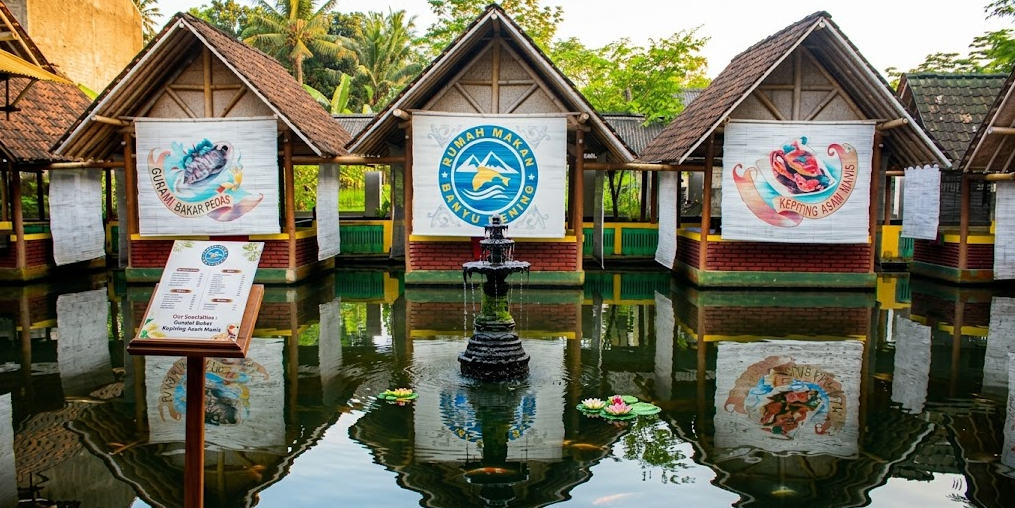 Makan Sambil Lihat Ikan